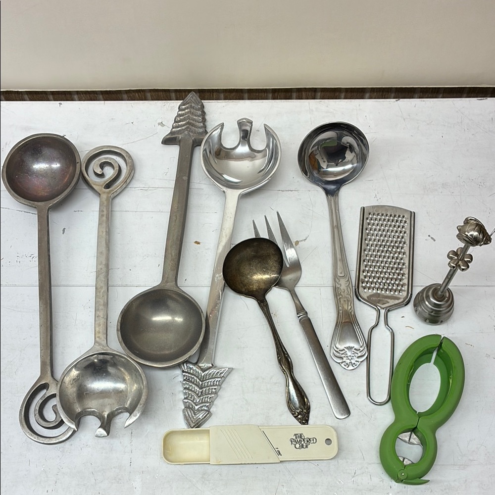 Lot of Kitchen Utensils Serving Spoons Ladle Pampered Chef Spoon Holiday Servers